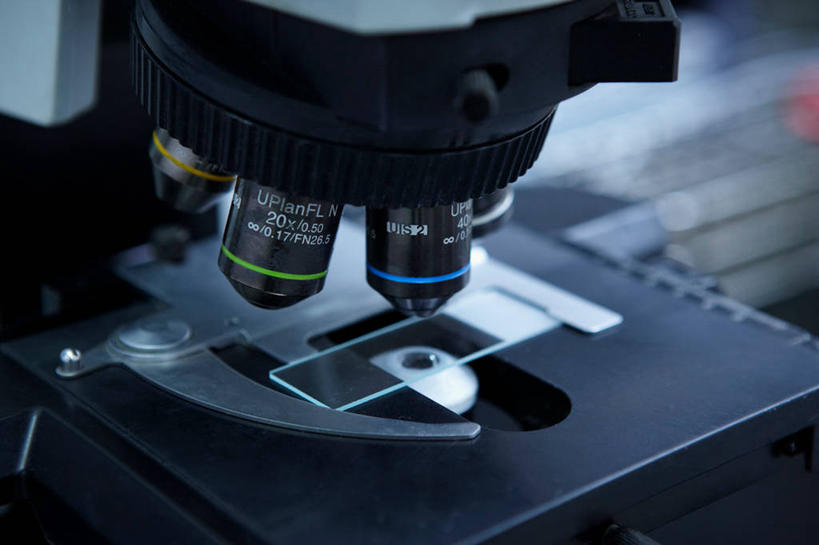 无人,横图,俯视,室内,特写,白天,仪器,静物,阴影,检查,朦胧,模糊,反射,分析,科学,显微镜,影子,观察,清晰,探索,放大,观看,仔细,透镜,凸透镜,聚焦,关注,载玻片,光学,清楚,玻片,盖玻片,彩图,高角度拍摄