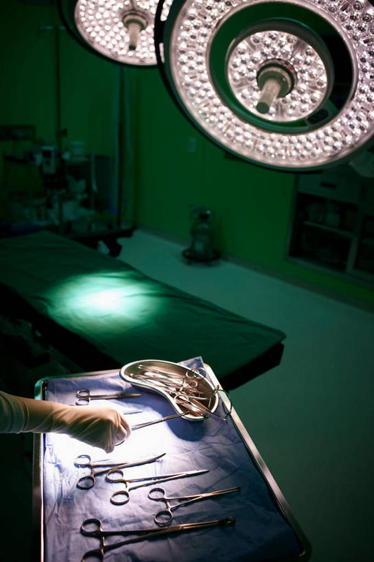 东方人,一个人,医生,医院,竖图,俯视,室内,白天,床,金属制品,照明,亚洲,仅一个男性,仅一个人,握,修剪,阴影,光线,金属,工具,剪刀,影子,灯光,拿,拿着,黄种人,灯,仅一个年轻男性,手套,灯具,医护人员,医疗人员,橡胶,握着,裁剪,照亮,手术,医疗设备,剪子,剪裁,切割,照明设备,医疗器械,橡胶手套,手术台,橡胶制品,无影灯,医疗机构,手术床,医用手套,手术剪刀,手术剪,男人,男性,年轻男性,亚洲人,大夫,半身,彩图,高角度拍摄,病院,诊所