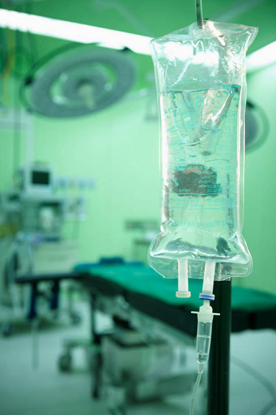 无人,医院,竖图,室内,特写,白天,正面,床,静物,不锈钢,朦胧,模糊,不锈钢制品,针管,针筒,注射,医疗,医疗设备,手术室,注射器,输液,医疗器械,手术台,打点滴,医疗机构,输液架,输液瓶,手术床,静脉输液,医疗用具,彩图,病院,诊所