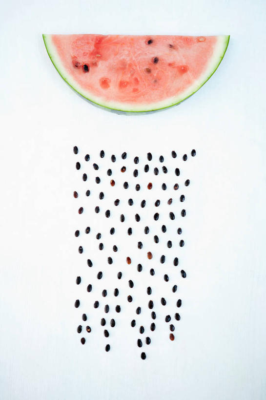 点心,无人,竖图,俯视,室内,特写,白天,白色背景,西瓜,水果,一排,许多,新鲜,整齐,并列,并排,生食,食品,坚果,果实,很多,小吃,食物,排列,黑色,西瓜子,零食,摄影,有机食品,绿色食品,影棚,瓜子,队列,平行,寒瓜,彩图,高角度拍摄,影棚拍摄,拍摄