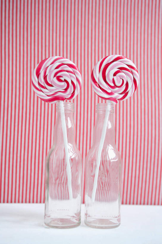 无人,竖图,室内,特写,白天,正面,棒棒糖,食品,糖,糖果,甜点,甜品,玻璃制品,食物,两个,粉色,玻璃瓶,瓶子,甜食,摄影,影棚,波板糖,彩图,影棚拍摄,拍摄