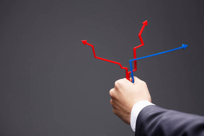 手,一个人,商务人士,商务男性,横图,室内,特写,白天,正面,衬衫,仅一个男性,仅一个人,握,灰色背景,套装,方向,箭头,仅一个年轻男性,红色,蓝色,手部,握着,摄影,影棚,单手,指向,商务装,工薪阶层,簇,男人,男性,年轻男性,白领,上班族,半身,彩图,影棚拍摄,衬衣,拍摄