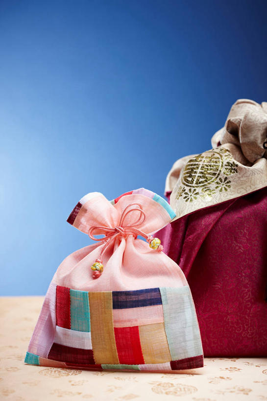 无人,竖图,室内,特写,白天,正面,静物,袋子,花纹,蓝色背景,标志,布,布袋,图案,文字,字符,祝福,布纹,文化,标识,传统,两个,祈祷,祈福,健康,汉字,许愿,摄影,影棚,福袋,纪念,祈求,布匹,吉祥,中文,国文,华文,好运,平安,彩图,影棚拍摄,拍摄