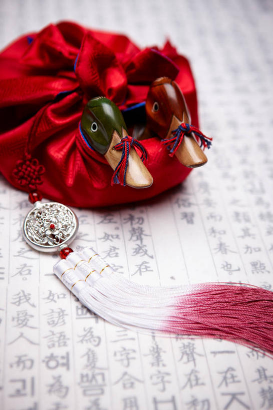 无人,夫妻,竖图,俯视,室内,特写,白天,爱情,游戏,鸟,鸳鸯,静物,袋子,玩具,花纹,标志,布,布袋,图案,文字,字符,字母,浪漫,玩,布纹,娱乐,标识,容器,两只,休闲,恩爱,益智,恋人,活动,储藏,布匹,储存,发泄,消遣,智力,坚定,永恒,宣泄,情意,韩语,夫妇,情侣,匹鸟,玩耍,嬉戏,彩图,高角度拍摄,朝鲜语,韩国语,伴侣,贮存