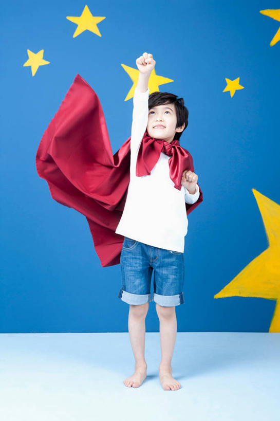 东方人,儿童,一个人,站,举,笑,微笑,露齿笑,竖图,室内,白天,正面,纯洁,亚洲,仅一个男性,仅一个人,握,服装,星星,注视,休闲装,黄种人,光脚,鼓励,小孩,衣服,黄色,观察,加油,看,手势,托,握拳,站着,仅一个小孩,休闲,星形,赤脚,休闲服,披风,可爱,童年,童趣,打气,模仿,握着,服饰,观看,正义,察看,模拟,关注,鼓舞,超人,五角形,童真,烂漫,无邪,超级英雄,英雄,超能力,公理,仿照,天真,男孩,男人,男性,亚洲人,孩子,五角星,举起,举手,举着,抬头,向上举,向上伸,向上托,仰头,站立,彩图,全身,男生