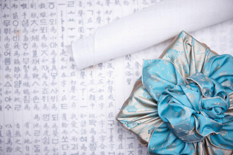 无人,横图,俯视,室内,特写,白天,静物,礼盒,礼物,阴影,朦胧,模糊,反射,标志,文字,影子,纸盒,字符,字母,标识,盒子,包装盒,蝴蝶结,礼品盒,礼品,韩语,彩图,高角度拍摄,朝鲜语,韩国语