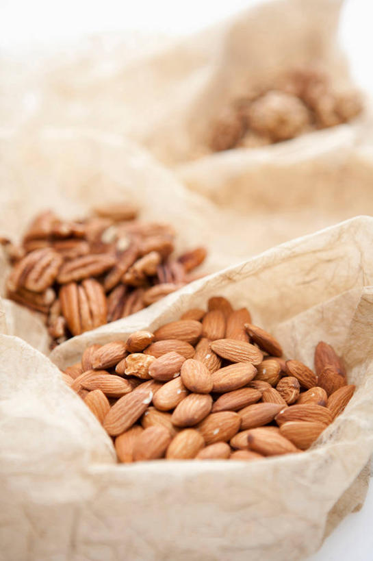 无人,竖图,俯视,室内,特写,白天,杏仁,一堆,许多,阴影,堆叠,堆积,朦胧,模糊,反射,影子,核桃,坚果,果实,很多,干果,堆,小核桃,山核桃,胡桃,羌桃,美洲山核桃,杏子,杏梅仁,杏核仁,木落子,苦杏仁,彩图,高角度拍摄