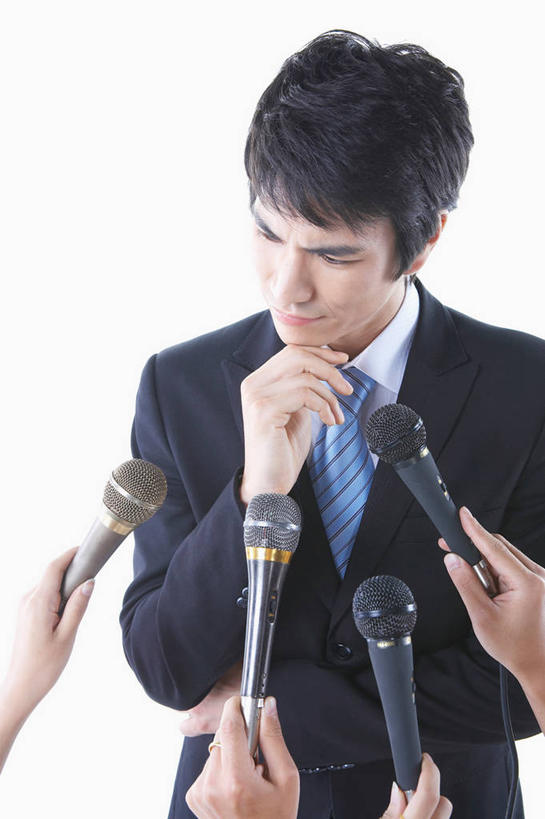 东方人,商务人士,记者,商务男性,竖图,俯视,室内,白天,白色背景,衬衫,亚洲,五个人,撑,握,套装,领带,许多人,拿,拿着,托腮,注视,黄种人,话筒,观察,看,托,一群人,握着,摄影,影棚,观看,察看,麦克风,象征,庄重,关注,扩音器,托下巴,商务装,身份,传声器,工薪阶层,正式,地位,微音器,单手托腮,男人,男性,年轻男性,年轻女性,女人,女性,亚洲人,白领,上班族,新闻工作者,新闻记者,半身,彩图,高角度拍摄,影棚拍摄,衬衣,拍摄