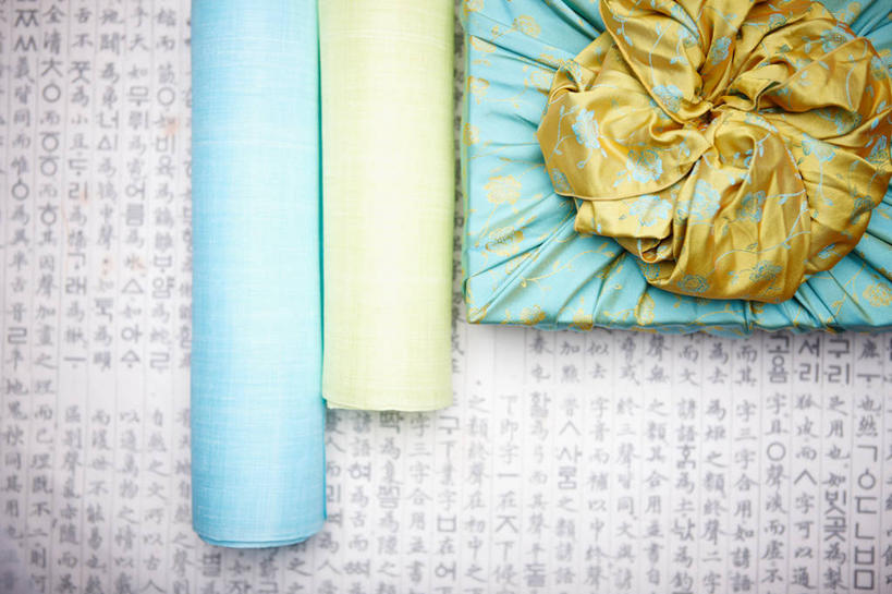 无人,横图,俯视,室内,特写,白天,静物,礼盒,礼物,阴影,反射,包装,包装纸,标志,丝绸,丝带,文字,影子,纸,纸盒,字符,字母,缎带,纸张,标识,绸带,盒子,黄色,蓝色,包装盒,蝴蝶结,礼品盒,礼品,包装材料,韩语,彩图,高角度拍摄,朝鲜语,韩国语