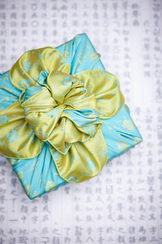 无人,竖图,俯视,室内,特写,白天,静物,礼盒,礼物,朦胧,模糊,标志,丝绸,丝带,文字,纸盒,字符,字母,缎带,标识,绸带,盒子,一个,包装盒,蝴蝶结,礼品盒,礼品,单个,韩语,彩图,高角度拍摄,朝鲜语,韩国语