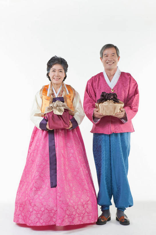 东方人,老年人,两个人,家庭,夫妻,站,捧,笑,微笑,露齿笑,竖图,室内,白天,白色背景,正面,民族服装,爱情,礼盒,礼物,亚洲,丝绸,丝带,纸盒,缎带,浪漫,注视,黄种人,绸带,盒子,包装盒,蝴蝶结,礼品盒,观察,看,站着,温暖,温馨,一家人,恩爱,恋人,摄影,服饰,礼品,影棚,观看,和睦,察看,关注,朝鲜服,老年男性,老年女性,男人,男性,女人,女性,亚洲人,夫妇,情侣,端,端着,捧着,手捧,站立,彩图,全身,影棚拍摄,传统服装,民俗服,拍摄,伴侣,韩服,融洽