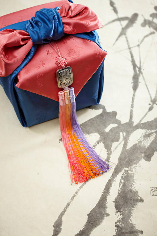 无人,竖图,俯视,室内,特写,白天,绘画,纯洁,竹子,静物,工艺美术品,玉,阴影,花纹,艺术,反射,布,雕刻,图案,影子,艺术品,古典,布纹,文化,工艺品,品味,奢侈品,玉雕,工艺,布匹,玉器,美术,贵重,珍贵,高雅,国画,水墨画,玉石,玉佩,美学,奉献,质朴,正直,水墨,风吕敷,包袱布,担当,宝贵,竹,彩图,高角度拍摄,奋进,操守,四君子,岁寒三友,性坚,虚怀,虚心,善群,卓尔