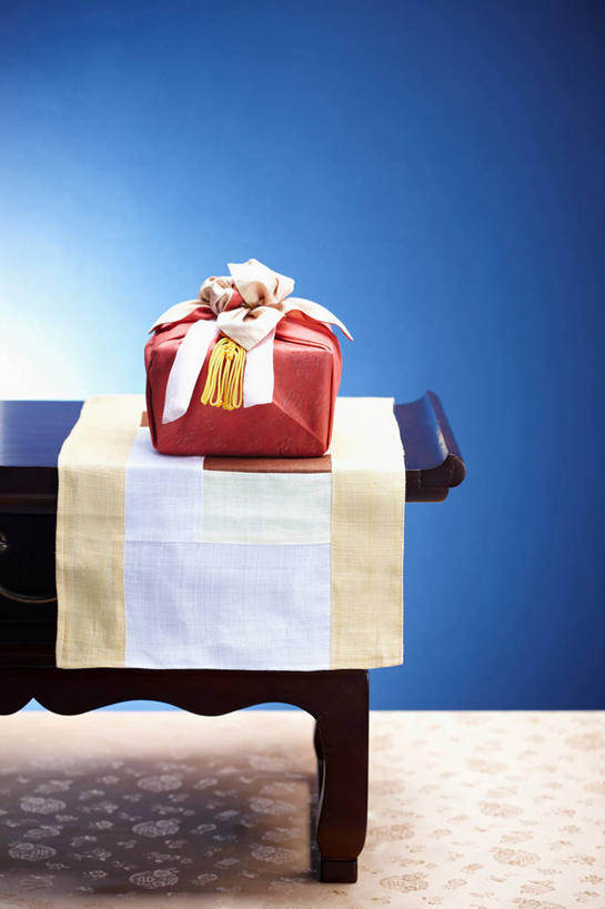 无人,竖图,室内,白天,正面,桌面,桌子,静物,礼盒,礼物,阴影,花纹,蓝色背景,反射,木制,布,图案,影子,纸盒,木桌,布纹,盒子,一个,包装盒,木制品,礼品盒,摄影,礼品,影棚,单个,布匹,风吕敷,包袱布,彩图,影棚拍摄,拍摄,木桌子