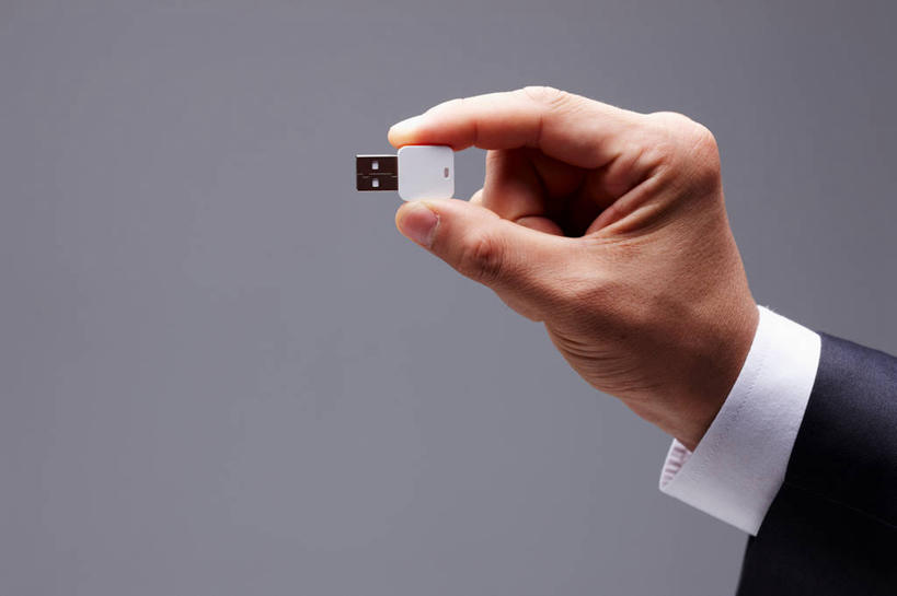 东方人,手,一个人,商务人士,商务男性,横图,室内,特写,白天,正面,衬衫,数据,亚洲,仅一个男性,仅一个人,握,阴影,灰色背景,套装,反射,信息,影子,黄种人,存储介质,仅一个年轻男性,一个,手部,握着,摄影,影棚,单个,单手,存储,商务装,工薪阶层,u盘,优盘,USB闪存盘,闪存盘,闪存,可移动存储设备,移动存储,男人,男性,年轻男性,亚洲人,白领,上班族,半身,彩图,影棚拍摄,衬衣,拍摄