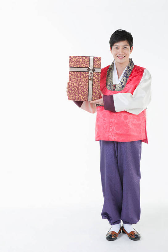 东方人,一个人,站,笑,微笑,露齿笑,竖图,室内,白天,白色背景,正面,民族服装,礼盒,礼物,亚洲,仅一个男性,仅一个人,握,阴影,反射,丝绸,丝带,影子,纸盒,缎带,注视,黄种人,绸带,盒子,仅一个年轻男性,一个,包装盒,礼品盒,观察,看,站着,握着,摄影,服饰,礼品,影棚,单个,观看,察看,关注,朝鲜服,男人,男性,年轻男性,亚洲人,站立,彩图,全身,影棚拍摄,传统服装,民俗服,拍摄,韩服