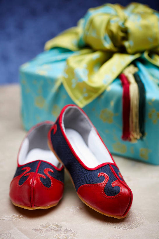 无人,竖图,室内,特写,白天,正面,静物,鞋子,一双,阴影,花纹,朦胧,模糊,反射,布,丝绸,丝带,图案,影子,手工艺品,缎带,布纹,绸带,绣花鞋,布鞋,布匹,风吕敷,包袱布,中国鞋,彩图