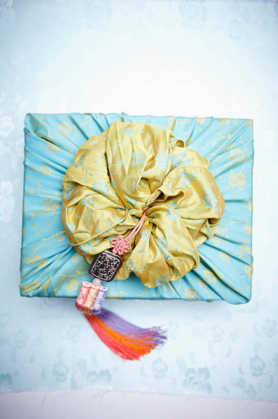 无人,竖图,俯视,室内,特写,白天,白色背景,静物,礼盒,礼物,玉,阴影,花纹,反射,布,雕刻,图案,影子,布纹,盒子,包装盒,礼品盒,摄影,奢侈品,玉雕,礼品,影棚,布匹,玉器,贵重,珍贵,玉石,玉佩,风吕敷,包袱布,宝贵,彩图,高角度拍摄,影棚拍摄,拍摄