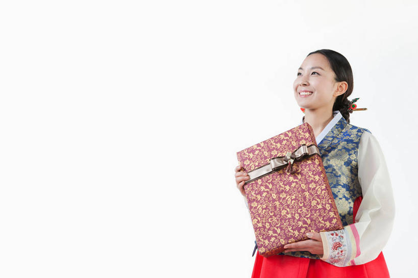 东方人,一个人,站,捧,笑,微笑,露齿笑,横图,室内,白天,白色背景,正面,民族服装,礼盒,礼物,亚洲,仅一个年轻女性,仅一个女性,仅一个人,阴影,装饰,反射,丝绸,丝带,头饰,影子,纸盒,缎带,注视,黄种人,发簪,绸带,盒子,一个,包装盒,发饰,饰品,礼品盒,观察,看,站着,摄影,服饰,礼品,影棚,单个,观看,华丽,修饰,点缀,察看,关注,配饰,衬托,美观,雅致,雅观,簪子,朝鲜服,年轻女性,女人,女性,亚洲人,端,端着,捧着,手捧,站立,半身,彩图,影棚拍摄,传统服装,民俗服,拍摄,韩服