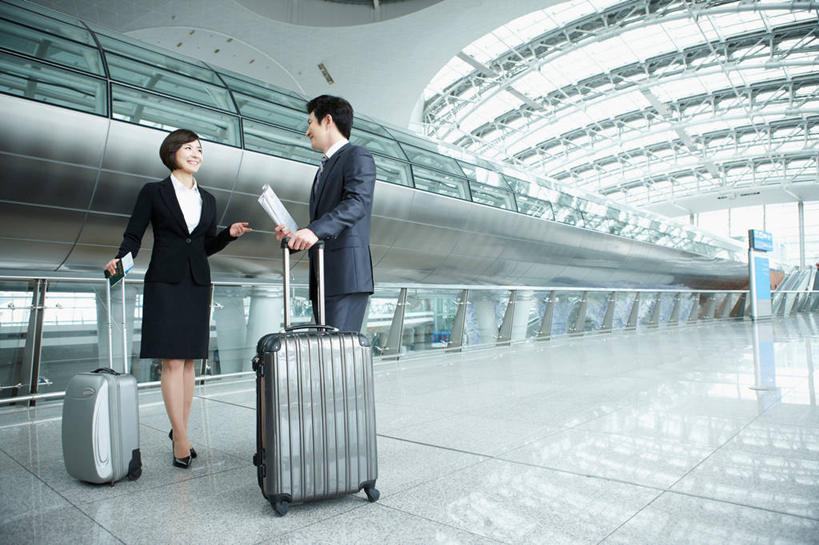 东方人,两个人,同事,商务人士,商务男性,商务女性,机场,站,笑,微笑,露齿笑,横图,室内,白天,侧面,衬衫,成功,合作,团队,集体,信心,电脑,笔记本电脑,窗户,飞机场,亚洲,握,阴影,套装,反射,网络,拉杆箱,旅行箱,影子,领带,注视,黄种人,通讯设备,队伍,玻璃窗,相视,本子,行李箱,箱子,观察,看,站着,面对面,握着,观看,对视,出差,护照,证明,察看,无线,领导,互视,通行,象征,庄重,成就,关注,通信设备,相对,商务装,身份,无线网络,合伙,领袖,无线上网,便携式电脑,工薪阶层,平板电脑,相看,正式,地位,手提电脑,男人,男性,年轻男性,年轻女性,女人,女性,亚洲人,白领,上班族,航空站,空港,站立,彩图,全身,衬衣,旅行,机票