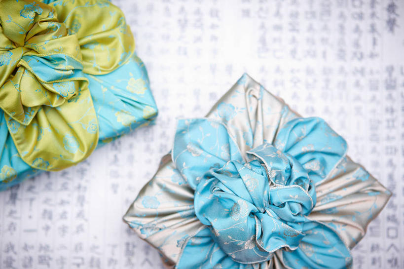 无人,横图,俯视,室内,特写,白天,静物,阴影,花纹,反射,标志,布,图案,文字,影子,字符,字母,布纹,标识,两个,布匹,风吕敷,包袱布,韩语,彩图,高角度拍摄,朝鲜语,韩国语