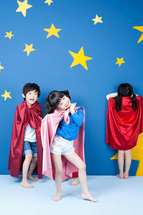 东方人,儿童,背部,三个人,伙伴,朋友,站,竖图,室外,白天,正面,游戏,友谊,纯洁,亚洲,服装,星星,玩,注视,休闲装,黄种人,娱乐,小孩,衣服,黄色,红色,观察,看,趴着,站着,休闲,星形,休闲服,可爱,童年,童趣,服饰,观看,活动,恒星,正义,察看,捉迷藏,发泄,关注,消遣,智力,超人,斗篷,五角形,躲猫猫,童真,烂漫,无邪,宣泄,超级英雄,英雄,超能力,公理,天真,友情,男孩,男人,男性,女孩,女人,女性,亚洲人,五角星,趴,玩耍,嬉戏,站立,半身,彩图,男生,女生