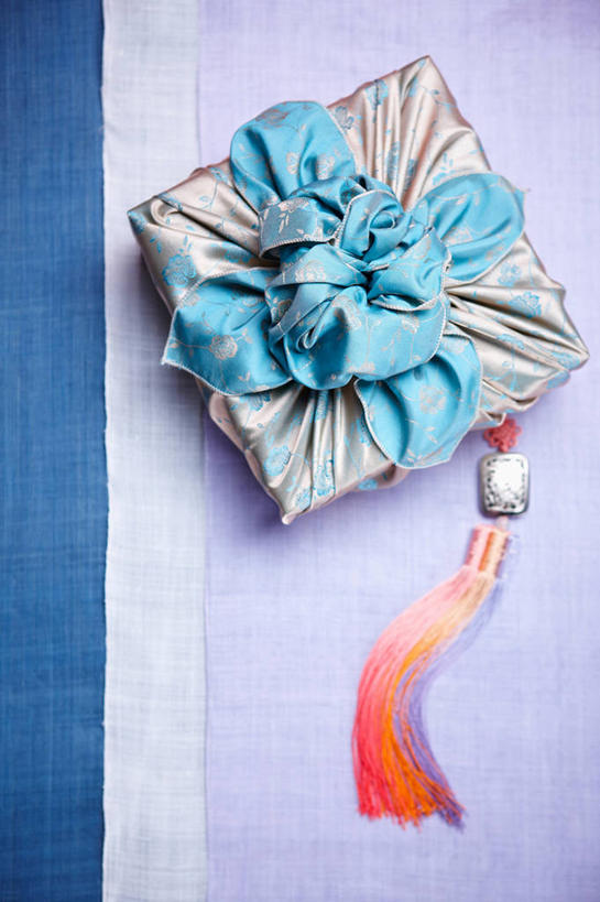 无人,竖图,俯视,室内,特写,白天,静物,玉,阴影,花纹,反射,布,雕刻,图案,影子,布纹,奢侈品,玉雕,布匹,玉器,贵重,珍贵,玉石,玉佩,风吕敷,包袱布,宝贵,彩图,高角度拍摄