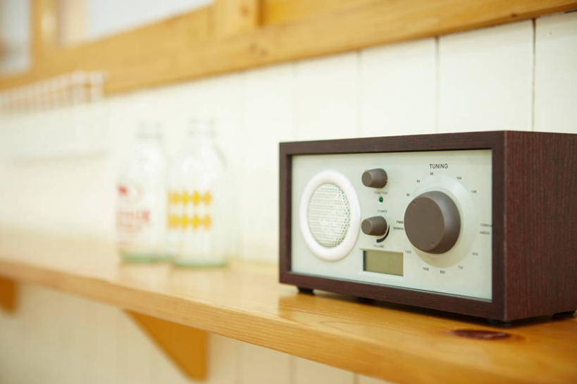 无人,横图,室内,特写,白天,正面,窗户,静物,阴影,朦胧,模糊,反射,影子,墙,设备,玻璃窗,墙壁,墙面,玻璃制品,玻璃瓶,瓶子,收音机,一台,信号,无线电,广播,无线电技术,彩图