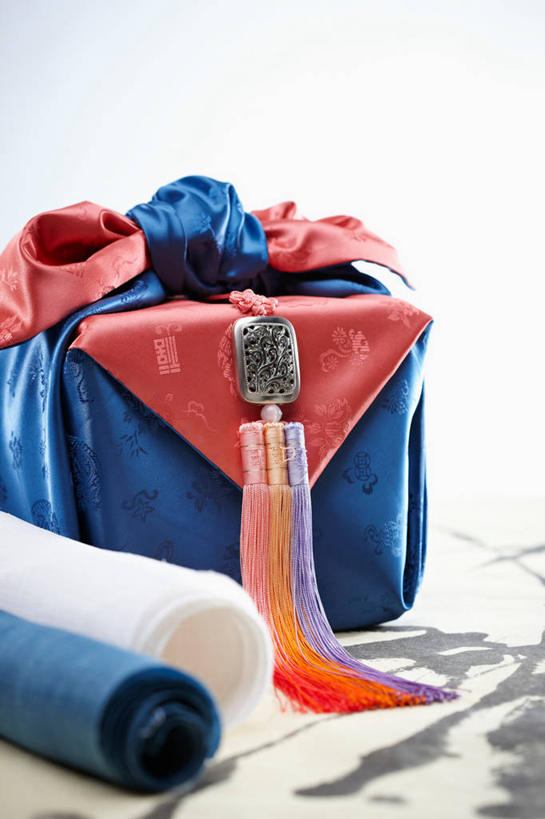 无人,竖图,室内,特写,白天,白色背景,正面,静物,玉,阴影,花纹,反射,包装,包装纸,布,雕刻,图案,影子,纸,纸张,布纹,摄影,奢侈品,玉雕,影棚,布匹,玉器,贵重,珍贵,包装材料,玉石,玉佩,风吕敷,包袱布,宝贵,彩图,影棚拍摄,拍摄