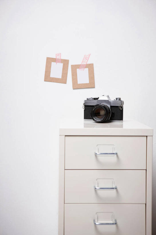 无人,竖图,照片,室内,白天,正面,柜子,相机,阴影,反射,影子,墙,储物柜,墙壁,墙面,拍照,白色,数码相机,摄影,储存,储备,蕴藏,贮备,相片,照相机,彩图,拍摄,照相,贮存