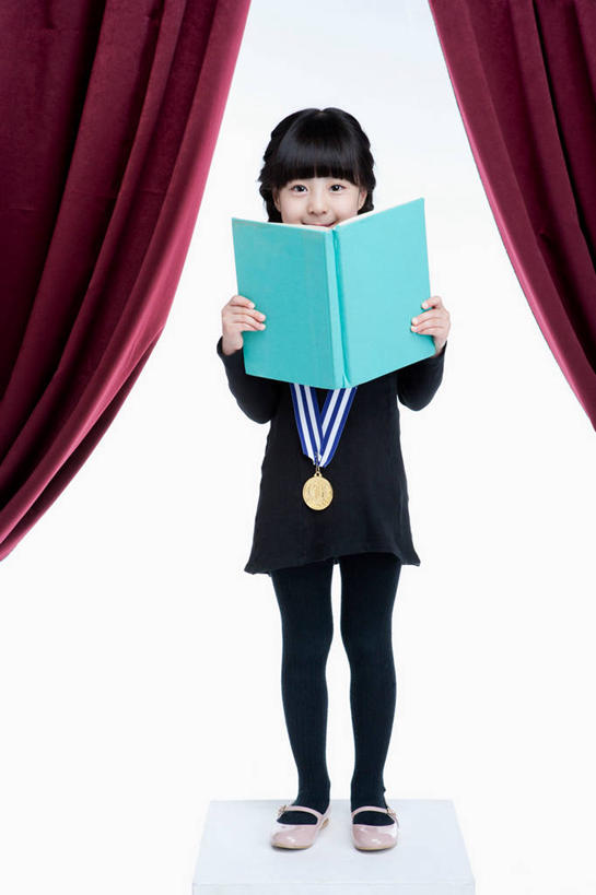 东方人,儿童,一个人,站,竖图,室内,白天,白色背景,正面,西装,纯洁,成功,胜利,亚洲,仅一个女性,仅一个人,握,套装,正装,领奖台,拿,拿着,注视,职业装,黄种人,小孩,观察,看,站着,仅一个小孩,光彩,可爱,童年,童趣,握着,摄影,帷幕,影棚,观看,察看,证书,关注,帷幔,奖牌,奖章,幕布,荣誉,幕帘,童真,烂漫,无邪,胸章,荣耀,帷幔布,光荣,天真,女孩,女人,女性,亚洲人,孩子,站立,彩图,全身,影棚拍摄,拍摄,获奖证书,荣誉证书,女生