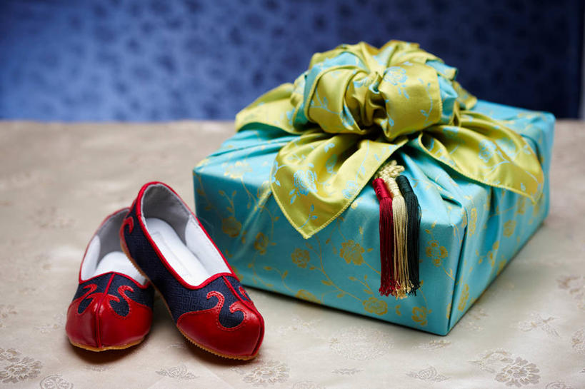 无人,横图,俯视,室内,特写,白天,桌面,桌子,静物,礼盒,礼物,鞋子,一双,阴影,花纹,反射,木制,布,图案,影子,纸盒,手工艺品,木桌,布纹,盒子,包装盒,木制品,礼品盒,礼品,绣花鞋,布鞋,布匹,中国鞋,彩图,高角度拍摄,木桌子