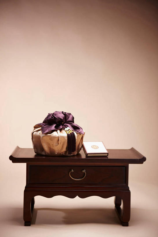 无人,竖图,室内,特写,白天,正面,桌面,桌子,静物,袋子,阴影,反射,木制,布袋,信封,影子,木桌,两个,木制品,容器,摄影,影棚,褐色背景,储藏,储存,折扣,彩图,影棚拍摄,拍摄,优惠,优惠券,优待券,券,木桌子,贮存