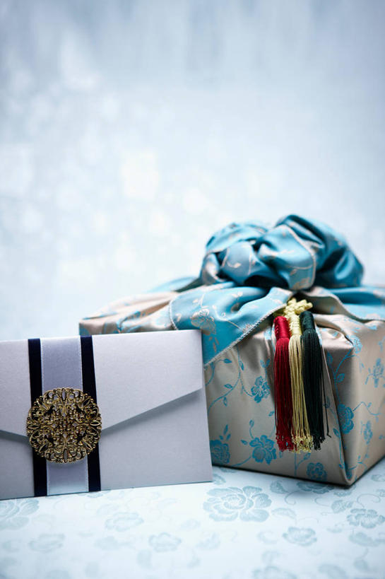 无人,竖图,室内,特写,白天,正面,静物,阴影,花纹,灰色背景,装饰,反射,木制,布,木盒,图案,影子,布纹,木制品,容器,摄影,影棚,储藏,华丽,修饰,布匹,点缀,储存,折扣,衬托,美观,雅致,雅观,彩图,影棚拍摄,拍摄,优惠,优惠券,优待券,券,贮存