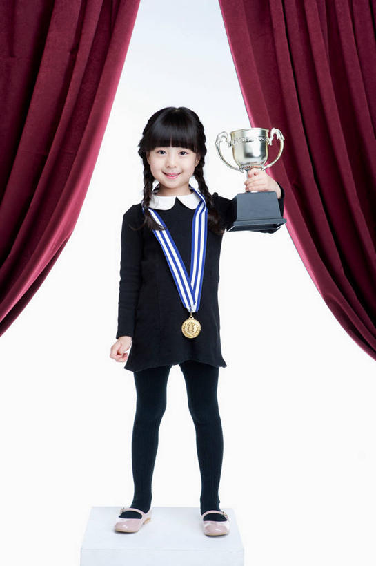 东方人,儿童,一个人,无人,站,笑,微笑,露齿笑,竖图,室内,白天,白色背景,正面,裙子,纯洁,成功,胜利,亚洲,仅一个女性,仅一个人,握,连衣裙,领奖台,拿,拿着,注视,黄种人,小孩,红色,观察,看,站着,仅一个小孩,光彩,可爱,童年,童趣,握着,摄影,帷幕,影棚,观看,察看,关注,帷幔,奖牌,幕布,荣誉,幕帘,奖品,童真,烂漫,无邪,荣耀,帷幔布,光荣,天真,女孩,女人,女性,亚洲人,孩子,站立,半身,彩图,影棚拍摄,拍摄,奖杯,女生