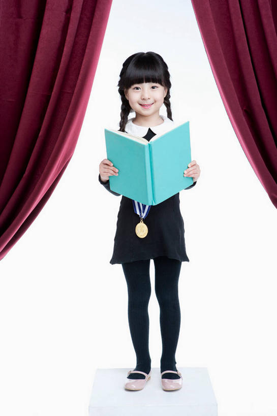 东方人,儿童,一个人,站,笑,微笑,露齿笑,竖图,室内,白天,白色背景,正面,裙子,纯洁,成功,胜利,书籍,亚洲,仅一个女性,仅一个人,握,连衣裙,领奖台,拿,拿着,注视,黄种人,小孩,书本,观察,看,站着,仅一个小孩,光彩,可爱,童年,童趣,握着,摄影,帷幕,影棚,观看,察看,关注,帷幔,奖牌,金牌,幕布,荣誉,幕帘,奖品,童真,烂漫,无邪,荣耀,帷幔布,光荣,天真,女孩,女人,女性,亚洲人,孩子,书,图书,站立,彩图,全身,影棚拍摄,拍摄,女生