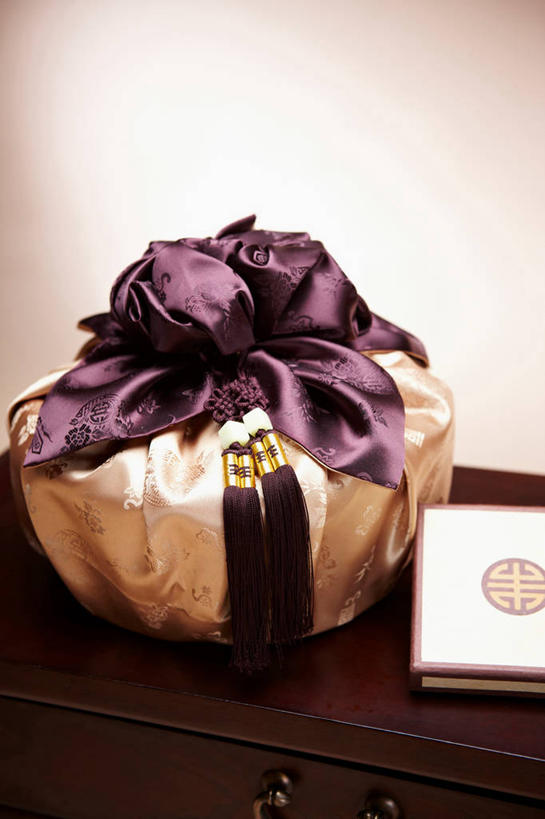 无人,竖图,俯视,室内,特写,白天,桌面,桌子,静物,阴影,花纹,装饰,反射,木制,布,木盒,图案,影子,木桌,布纹,木制品,容器,摄影,影棚,褐色背景,储藏,华丽,修饰,布匹,点缀,储存,折扣,衬托,美观,雅致,雅观,彩图,高角度拍摄,影棚拍摄,拍摄,优惠,优惠券,优待券,券,木桌子,贮存