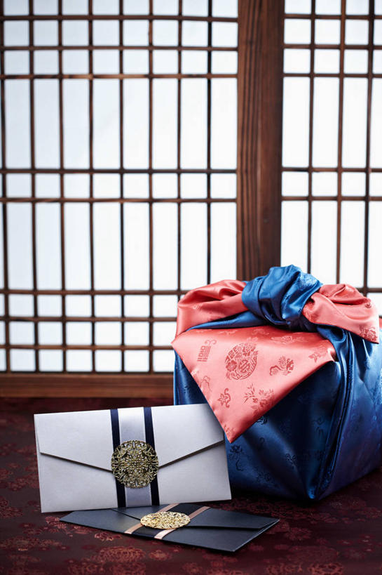 无人,竖图,室内,特写,白天,正面,门,桌面,桌子,静物,拉门,阴影,花纹,装饰,反射,木制,布,木盒,图案,影子,木桌,布纹,移门,木制品,容器,储藏,华丽,修饰,布匹,点缀,储存,折扣,衬托,美观,雅致,雅观,障子,纸门,拉窗,纸拉窗,纸拉门,彩图,优惠,优惠券,优待券,券,木桌子,贮存