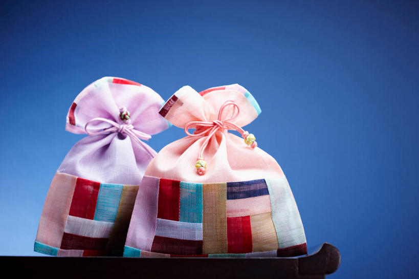 无人,横图,室内,特写,白天,正面,桌面,桌子,静物,袋子,阴影,蓝色背景,反射,木制,布袋,影子,木桌,祝福,文化,传统,两个,木制品,祈祷,祈福,健康,许愿,摄影,影棚,福袋,纪念,祈求,吉祥,好运,平安,彩图,影棚拍摄,拍摄,木桌子