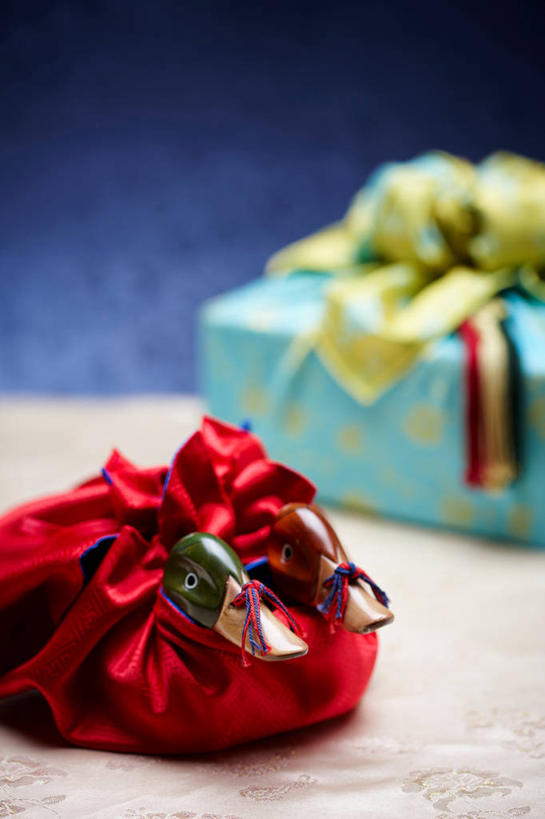 无人,夫妻,竖图,室内,特写,白天,正面,爱情,游戏,鸟,鸳鸯,静物,礼盒,礼物,玩具,花纹,朦胧,模糊,装饰,布,图案,纸盒,浪漫,玩,布纹,娱乐,盒子,一个,包装盒,蝴蝶结,礼品盒,休闲,恩爱,益智,恋人,礼品,单个,活动,华丽,修饰,布匹,点缀,发泄,消遣,智力,坚定,永恒,宣泄,衬托,美观,雅致,雅观,情意,夫妇,情侣,匹鸟,玩耍,嬉戏,彩图,伴侣