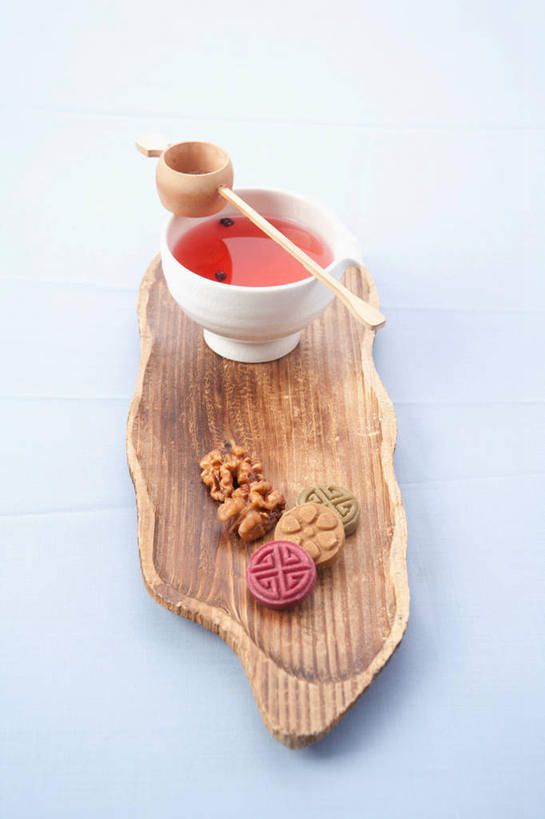 点心,无人,竖图,俯视,室内,特写,白天,幸福,茶,杯子,餐具,阴影,蓝色背景,反射,碟子,盘,影子,勺子,茶道,茶叶,食品,甜点,甜品,一杯,文化,娱乐,食物,糕点,一个,盘子,水杯,调羹,碟,汤匙,甜食,享受,休闲,温馨,放松,乐趣,摄影,影棚,单个,茶艺,环境,提神,舒适,醒脑,东亚文化,礼法,修行,茶杯,彩图,高角度拍摄,影棚拍摄,拍摄,五味子茶,茶文化