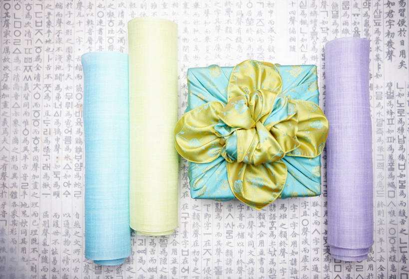 无人,横图,室内,特写,白天,静物,礼盒,礼物,阴影,花纹,装饰,反射,包装,包装纸,标志,布,图案,文字,影子,纸,纸盒,字符,字母,纸张,布纹,标识,盒子,一个,黄色,蓝色,紫色,包装盒,蝴蝶结,礼品盒,礼品,单个,华丽,修饰,布匹,点缀,包装材料,牛皮纸,复式,衬托,美观,雅致,雅观,韩语,彩图,朝鲜语,韩国语