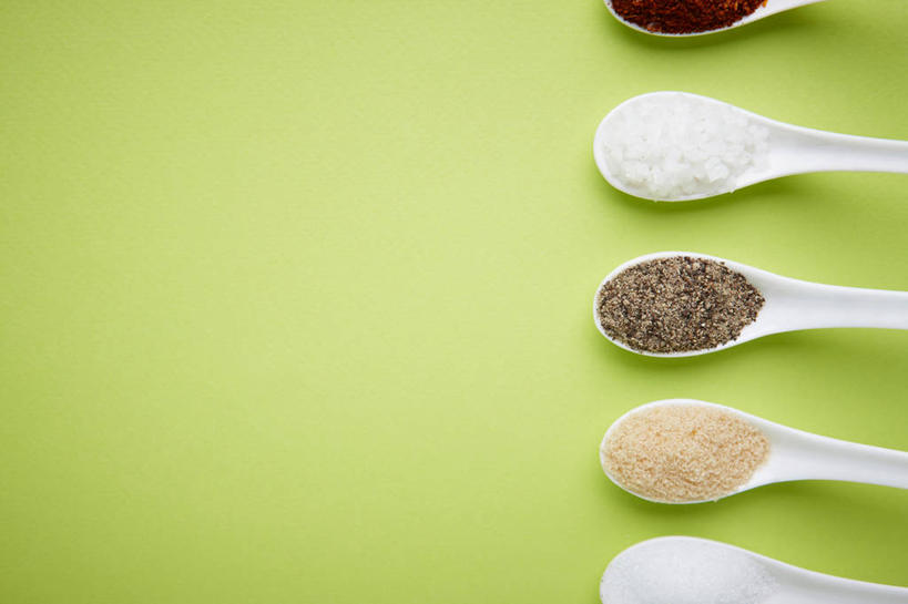 无人,横图,俯视,室内,特写,白天,一堆,一排,许多,绿色背景,阴影,堆叠,堆积,整齐,反射,影子,勺子,调料,香料,盐,佐料,糖,黑胡椒,调味品,很多,调味料,食盐,排列,调羹,汤匙,摄影,影棚,堆,配料,队列,味精,作料,胡椒,彩图,高角度拍摄,影棚拍摄,拍摄