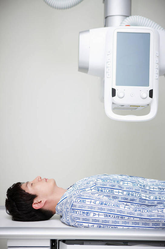 东方人,一个人,病人,医院,躺,闭眼,竖图,x光片,室内,白天,侧面,机器,亚洲,仅一个男性,仅一个人,服装,辐射,医学,黄种人,设备,仅一个年轻男性,衣服,服饰,医疗,医疗设备,x射线,衣着,病服,穿着,病患,医疗器械,x光,医疗工具,医疗机构,病号服,CAT扫描仪,衣饰,检测工具,卧着,男人,男性,年轻男性,亚洲人,患者,就医者,闭眼睛,闭着眼,闭着眼睛,躺着,卧,半身,彩图,病院,诊所,病患服,计算机X射线轴向分层造影扫描仪,计算机轴向断层扫描,病人服,病员服,电磁波,电磁辐射