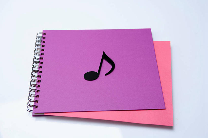无人,横图,俯视,室内,特写,白天,白色背景,静物,记事本,音乐,粉色,紫色,本子,笔记本,摄影,影棚,两本,节拍,乐符,音符,符头,符干,符尾,乐章,彩图,高角度拍摄,影棚拍摄,拍摄