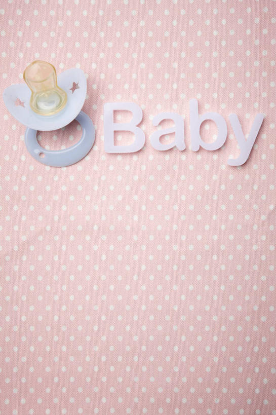 无人,竖图,俯视,室内,特写,白天,静物,一排,阴影,整齐,反射,英文,标志,文字,影子,字符,字母,标识,排列,一个,摄影,影棚,单个,奶嘴,婴儿用品,安抚,英文字母,抚慰,队列,安抚奶嘴,彩图,高角度拍摄,影棚拍摄,拍摄