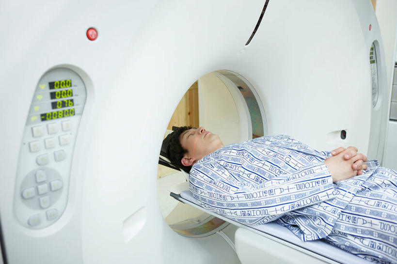 东方人,一个人,病人,医院,躺,闭眼,横图,室内,白天,侧面,机器,亚洲,仅一个男性,仅一个人,医学,黄种人,设备,仅一个年轻男性,扫描仪,医疗,医疗设备,病服,病患,医疗器械,核磁共振,医疗工具,核磁共振成像,医疗机构,病号服,核磁共振扫描仪,磁共振成像,核磁共振技术,检测工具,卧着,男人,男性,年轻男性,亚洲人,患者,就医者,闭眼睛,闭着眼,闭着眼睛,躺着,卧,半身,彩图,病院,诊所,病患服,病人服,病员服