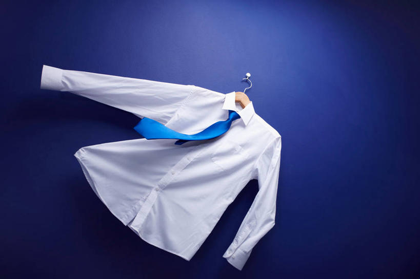 无人,横图,俯视,室内,特写,白天,衬衫,静物,衣架,阴影,蓝色背景,服装,反射,影子,领带,衣服,蓝色,白色,摄影,服饰,影棚,象征,衣着,庄重,穿着,身份,正式,地位,衣饰,挂衣架,晾衣架,彩图,高角度拍摄,影棚拍摄,衬衣,拍摄