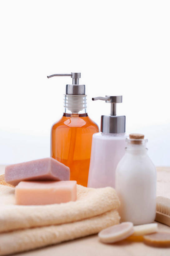 无人,竖图,室内,特写,白天,白色背景,正面,化妆,美容,静物,护肤,阴影,反射,纺织物,洗发水,影子,化妆品,瓶子,塑料制品,肥皂,毛巾,香皂,日用品,洗浴用品,清洁,保养,享受,休闲,塑料瓶,洗发液,放松,保健,摄影,影棚,洗发露,保暖,护肤品,化妆用品,香波,护肤用品,舒缓,透气,养颜,防水,去污,紧肤,嫩肤,储水,耐磨,吸水,洗涤,彩图,影棚拍摄,拍摄,洗发精,洗发香波