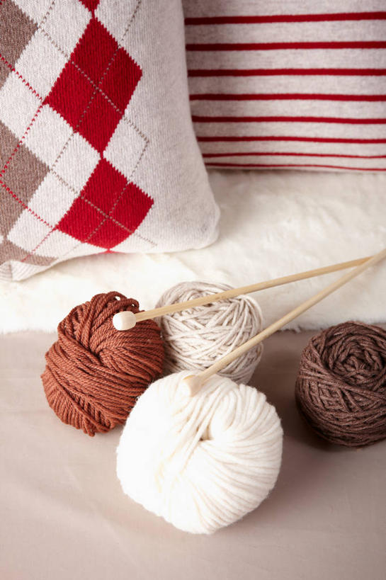 无人,竖图,俯视,室内,特写,白天,靠垫,静物,阴影,卷曲,编织,缠绕,反射,影子,靠枕,织物,线团,针,纺织,两个,垫子,毛线,枕头,毛衣针,编织针,彩图,高角度拍摄