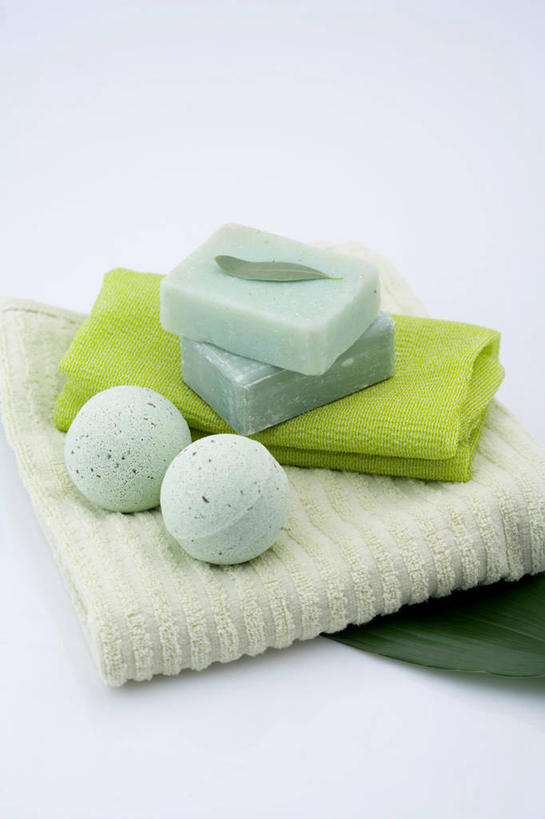 无人,竖图,俯视,室内,特写,白天,白色背景,化妆,美容,静物,护肤,阴影,反射,纺织物,影子,化妆品,肥皂,毛巾,香皂,日用品,洗浴用品,清洁,保养,享受,休闲,放松,保健,摄影,影棚,保暖,护肤品,化妆用品,浮石,护肤用品,磨脚石,舒缓,透气,养颜,防水,去污,紧肤,嫩肤,储水,耐磨,吸水,搓脚石,洗涤,彩图,高角度拍摄,影棚拍摄,拍摄